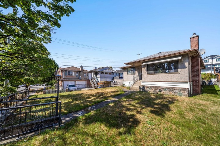 Photo 10 at 715 E 63rd Avenue, South Vancouver, Vancouver East