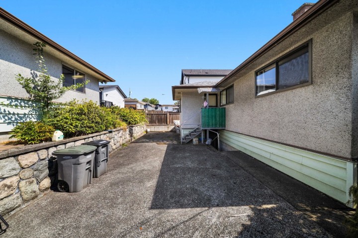 Photo 14 at 715 E 63rd Avenue, South Vancouver, Vancouver East