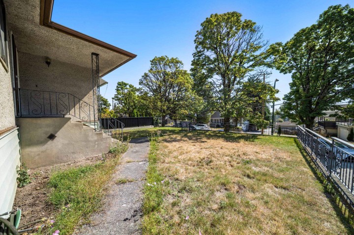 Photo 11 at 715 E 63rd Avenue, South Vancouver, Vancouver East