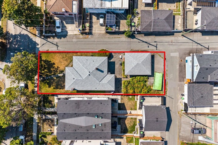 Photo 4 at 715 E 63rd Avenue, South Vancouver, Vancouver East