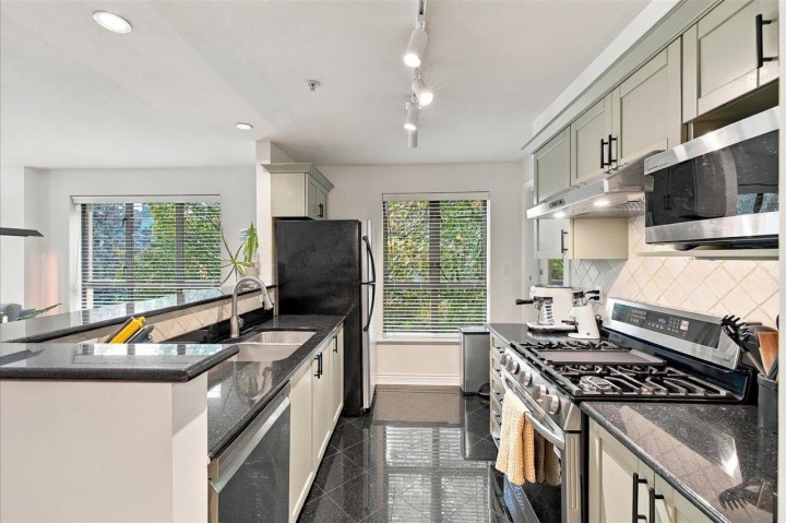 Photo 5 at 303 - 2015 Trafalgar Street, Kitsilano, Vancouver West