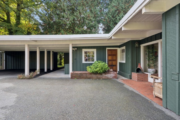 Photo 2 at 455 Macbeth Crescent, Cedardale, West Vancouver
