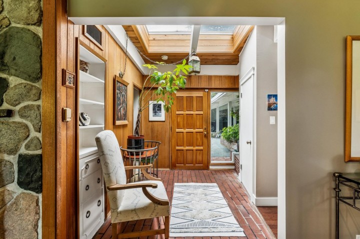 Photo 5 at 455 Macbeth Crescent, Cedardale, West Vancouver