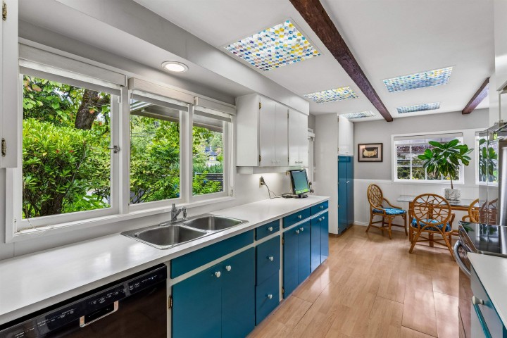 Photo 9 at 455 Macbeth Crescent, Cedardale, West Vancouver