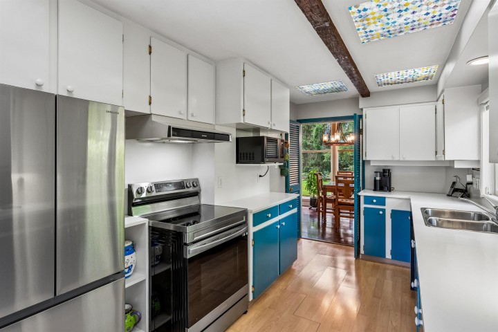 Photo 10 at 455 Macbeth Crescent, Cedardale, West Vancouver
