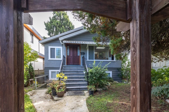 Photo 2 at 3960 Nootka Street, Renfrew Heights, Vancouver East