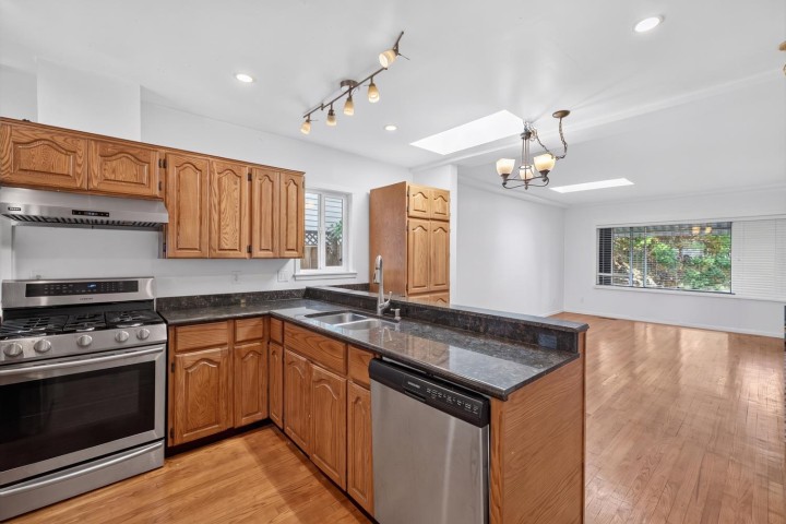 Photo 8 at 3960 Nootka Street, Renfrew Heights, Vancouver East