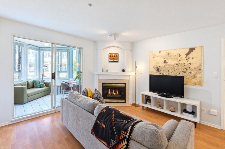 Photo 2 at 206 - 2405 Kamloops Street, Renfrew VE, Vancouver East