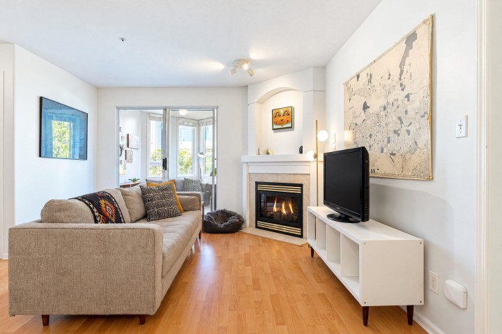 Photo 3 at 206 - 2405 Kamloops Street, Renfrew VE, Vancouver East