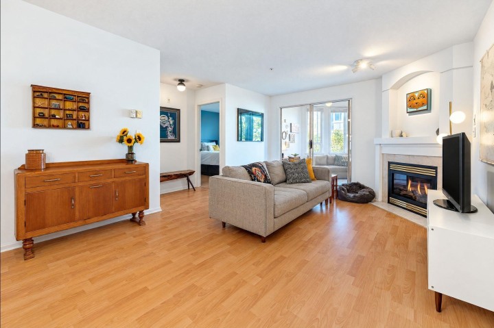 Photo 4 at 206 - 2405 Kamloops Street, Renfrew VE, Vancouver East