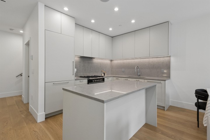 Photo 3 at 1014 E 16th Avenue, Fraser VE, Vancouver East