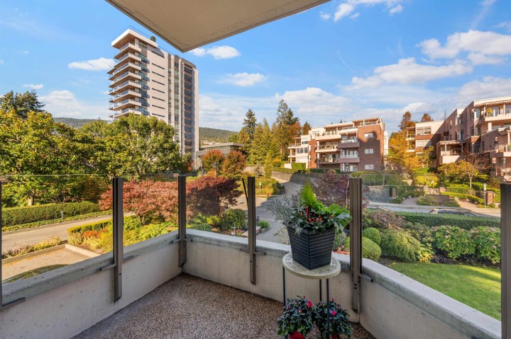 Photo 24 at 103 - 2280 Bellevue Avenue, Dundarave, West Vancouver