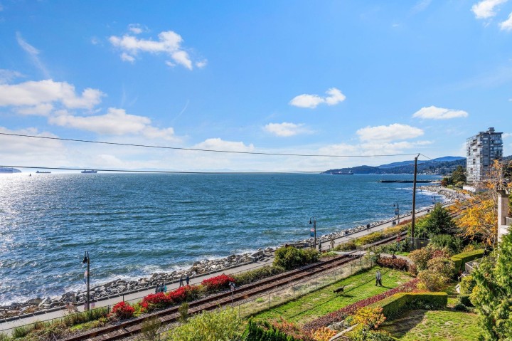 Photo 10 at 103 - 2280 Bellevue Avenue, Dundarave, West Vancouver