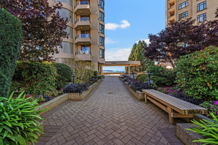 Photo 37 at 103 - 2280 Bellevue Avenue, Dundarave, West Vancouver