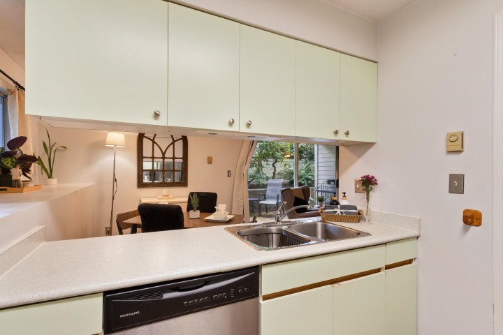 Photo 11 at 101 - 3270 W 4th Avenue, Kitsilano, Vancouver West