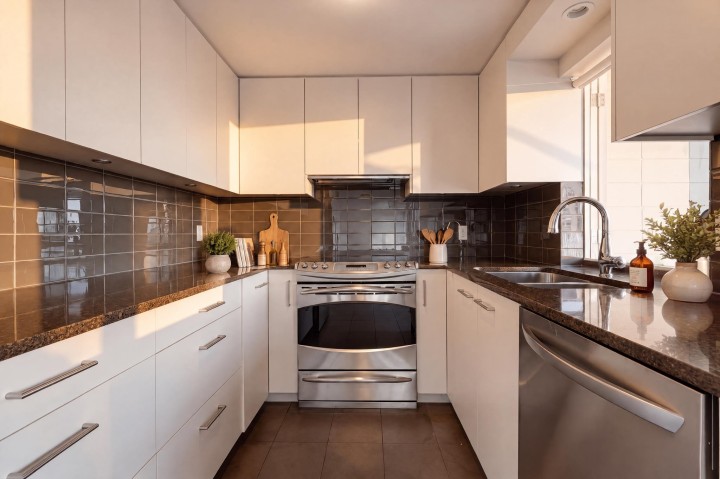 Photo 7 at 701 - 1425 Esquimalt Avenue, Ambleside, West Vancouver