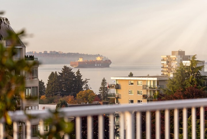 Photo 19 at 701 - 1425 Esquimalt Avenue, Ambleside, West Vancouver