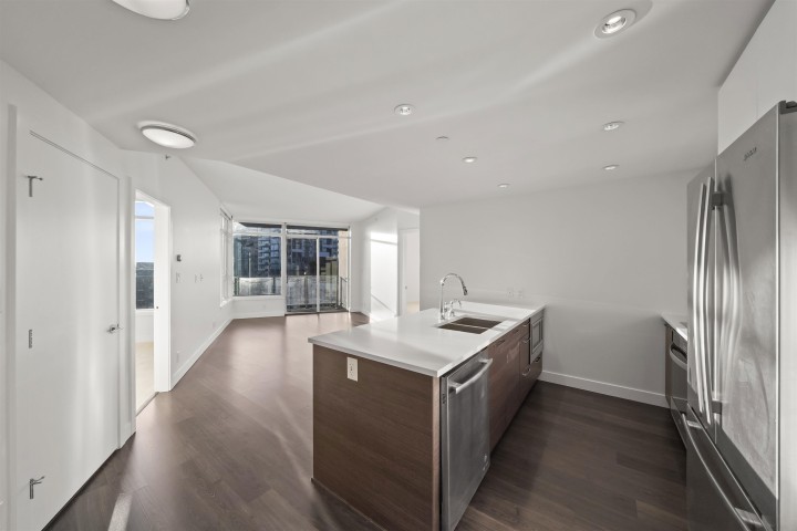 Photo 3 at 717 - 3557 Sawmill Crescent, South Marine, Vancouver East