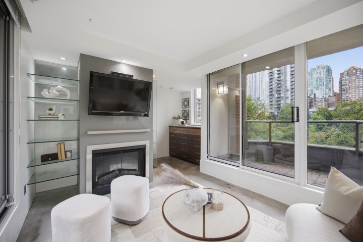Photo 1 at 1182 Richards Street, Yaletown, Vancouver West