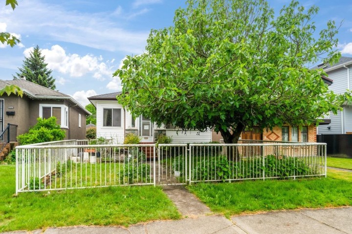 Photo 2 at 2566 Venables Street, Renfrew VE, Vancouver East