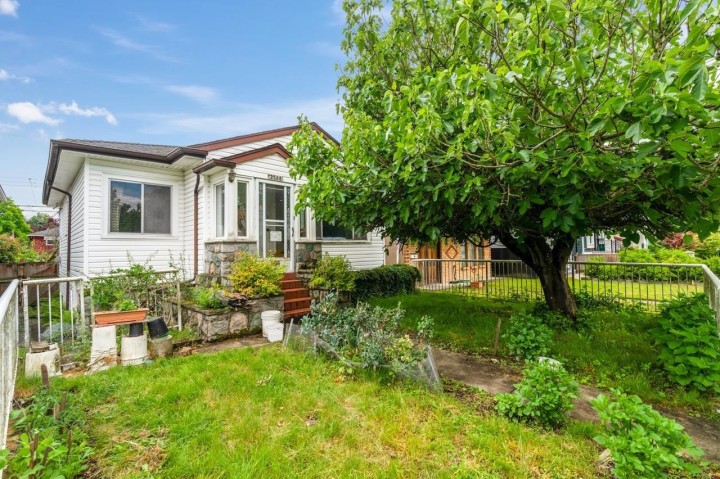 Photo 1 at 2566 Venables Street, Renfrew VE, Vancouver East