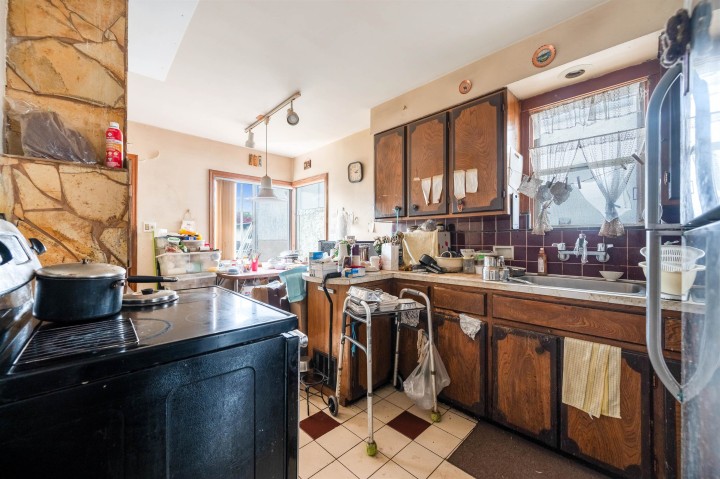 Photo 5 at 2566 Venables Street, Renfrew VE, Vancouver East