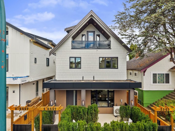 Photo 2 at 1 - 2547 E 2nd Avenue, Renfrew VE, Vancouver East