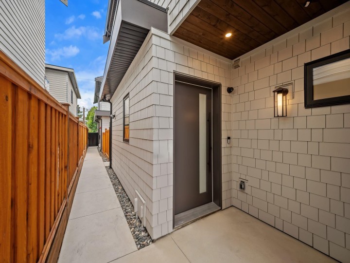 Photo 2 at 2 - 2547 E 2nd Avenue, Renfrew VE, Vancouver East