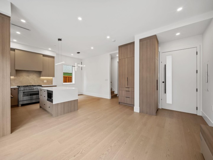 Photo 3 at 2 - 2547 E 2nd Avenue, Renfrew VE, Vancouver East