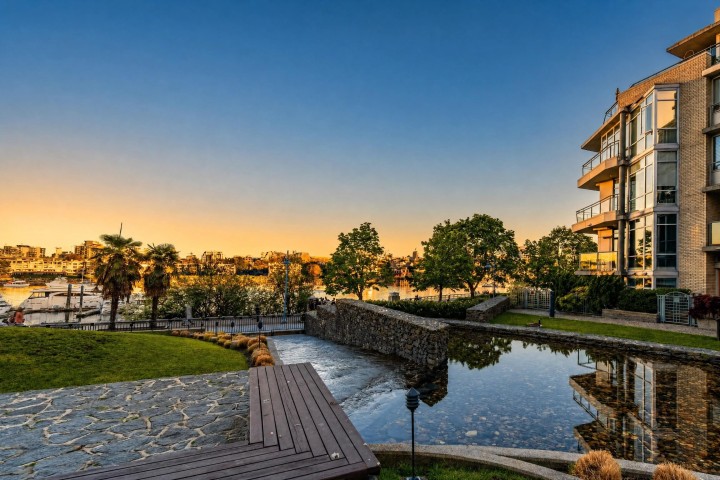 Photo 2 at 302 - 1228 Marinaside Crescent, Yaletown, Vancouver West