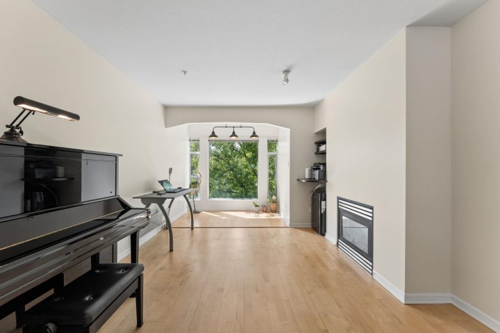 Photo 4 at 410 - 3727 W 10th Avenue, Point Grey, Vancouver West