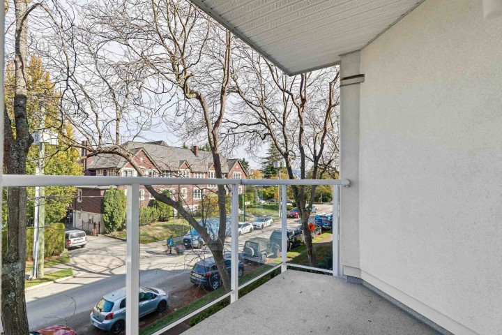 Photo 10 at 314 - 2020 W 8th Avenue, Kitsilano, Vancouver West