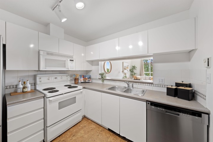 Photo 12 at 409 - 8430 Jellicoe Street, South Marine, Vancouver East