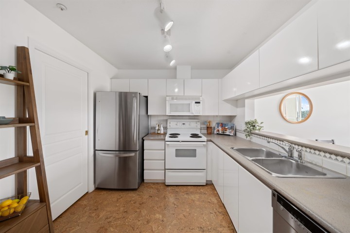 Photo 14 at 409 - 8430 Jellicoe Street, South Marine, Vancouver East