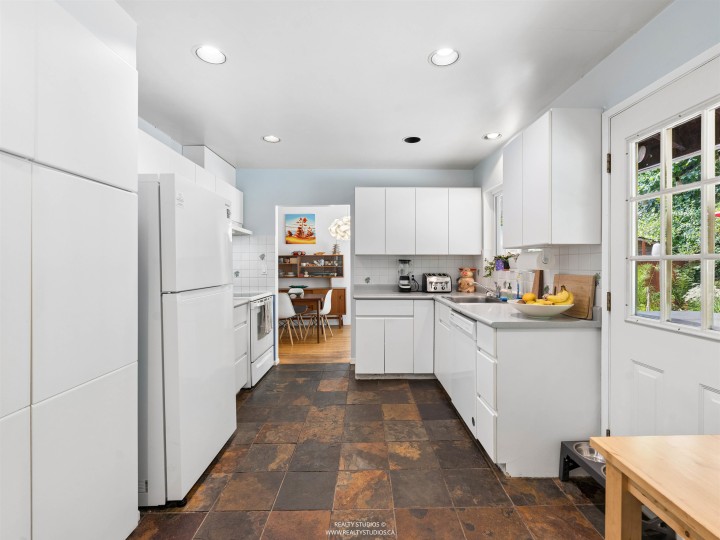 Photo 10 at 1525 Avonlynn Crescent, Westlynn, North Vancouver