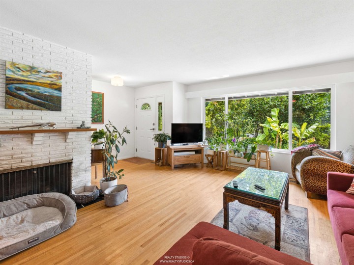 Photo 4 at 1525 Avonlynn Crescent, Westlynn, North Vancouver