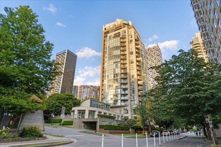 Photo 3 at 1401 - 907 Beach Avenue, Yaletown, Vancouver West