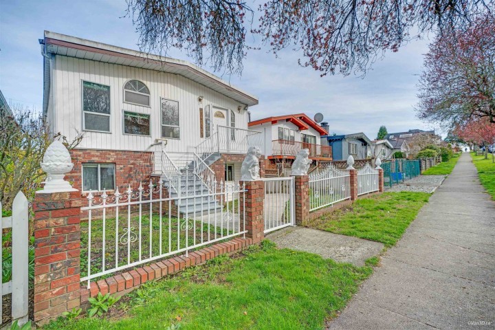 Photo 1 at 5538 Chester Street, Fraser VE, Vancouver East
