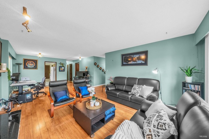 Photo 3 at 4786 Earles Street, Collingwood VE, Vancouver East