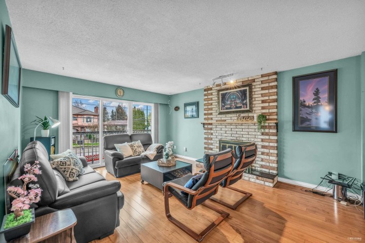 Photo 4 at 4786 Earles Street, Collingwood VE, Vancouver East