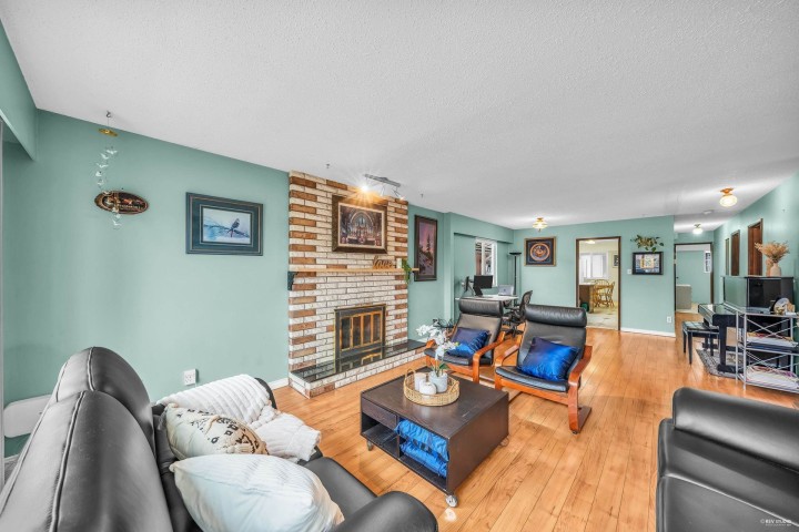 Photo 5 at 4786 Earles Street, Collingwood VE, Vancouver East