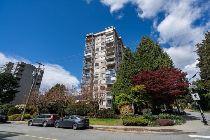 Photo 2 at 406 - 555 13th Street, Ambleside, West Vancouver