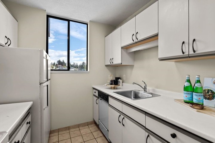 Photo 12 at 406 - 555 13th Street, Ambleside, West Vancouver